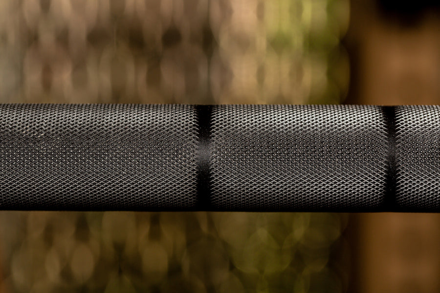 close up of texture on the shaft on workhorse barbell to show knurling