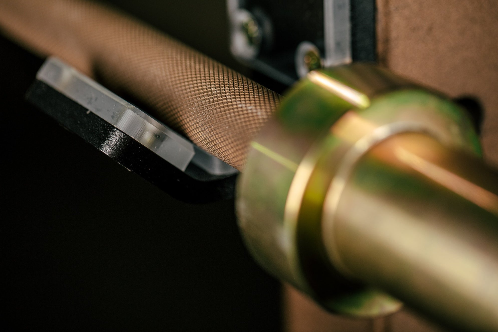 close up of texture on the shaft fo the clydesdale barbell